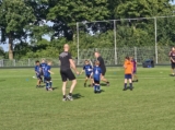 Laatste training S.K.N.W.K. JO8-1 (partijtje tegen de ouders) van maandag 2 juni 2025 (54/123)